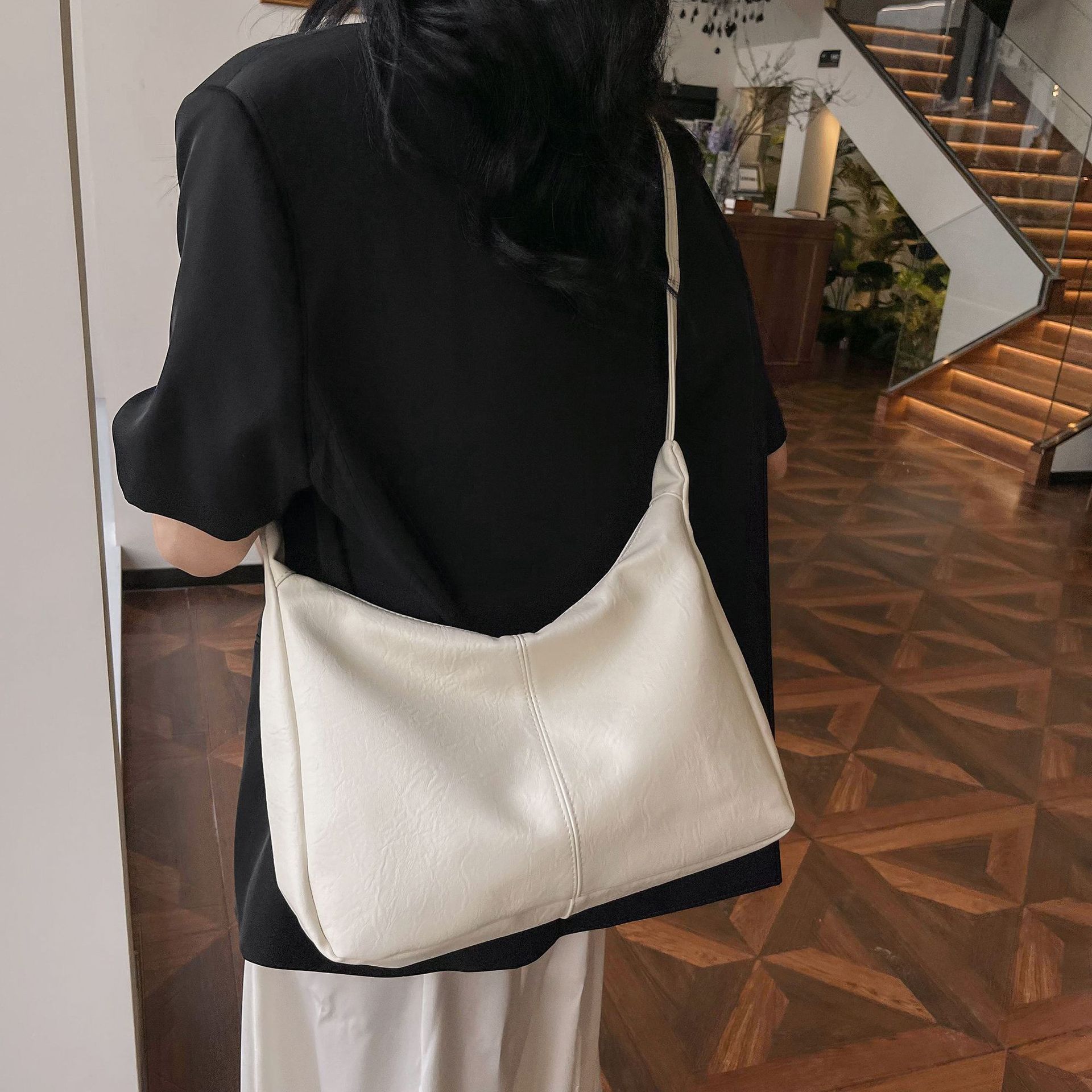 Bolso de gran capacidad mujer 2024 nuevo estilo retro con bolso de cercanías bolso especial de cuero suave bolso de hombro único