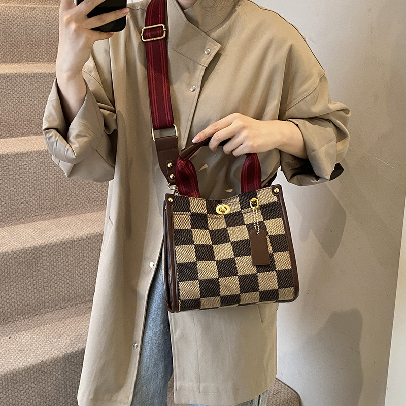 Bolsa de mano transfronteriza estricta versátil bolso de cubo de agua mujer otoño / invierno 2025 nuevo estilo de alta sensación bolso de hombro bolso de moda