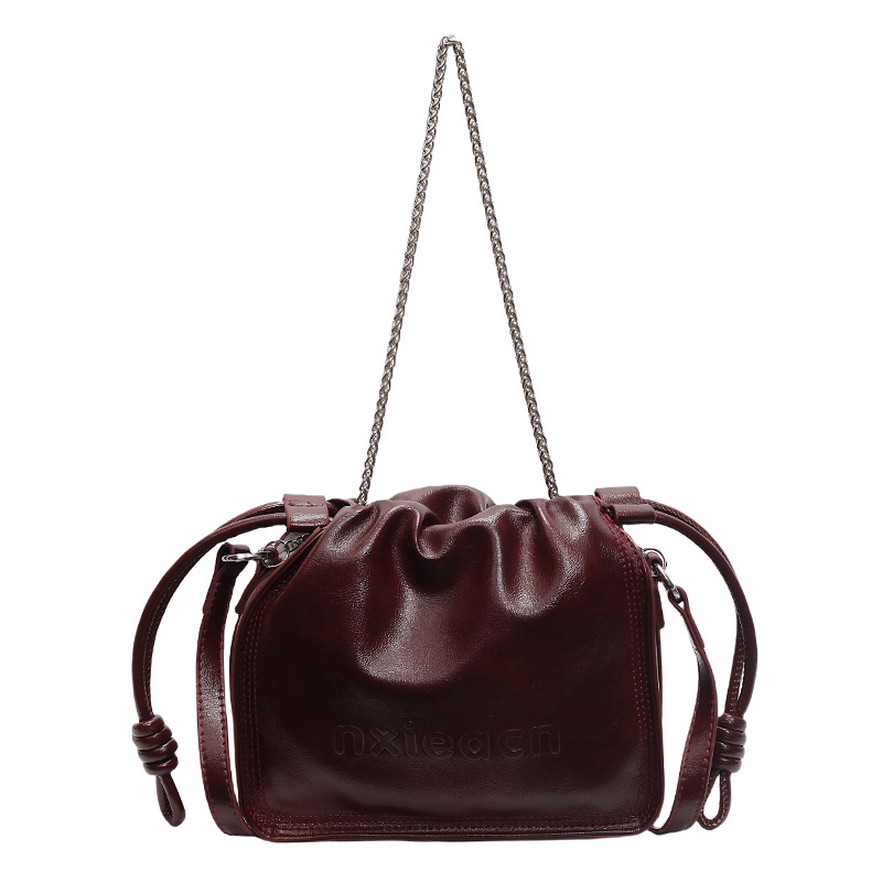 Bolso de explosión de moda plegado para mujeres 2025, nuevo bolso de piel de cera de aceite de estilo universal, bolso casual simple de hombro bajo la axila