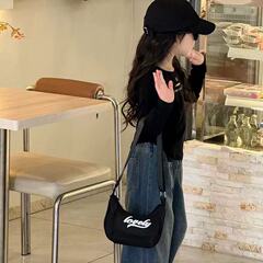 韓国のファッションクールな男の子の女の子の洋風のショルダーバッグのアルファベットのカジュアルなスポーツバッグは外出します。