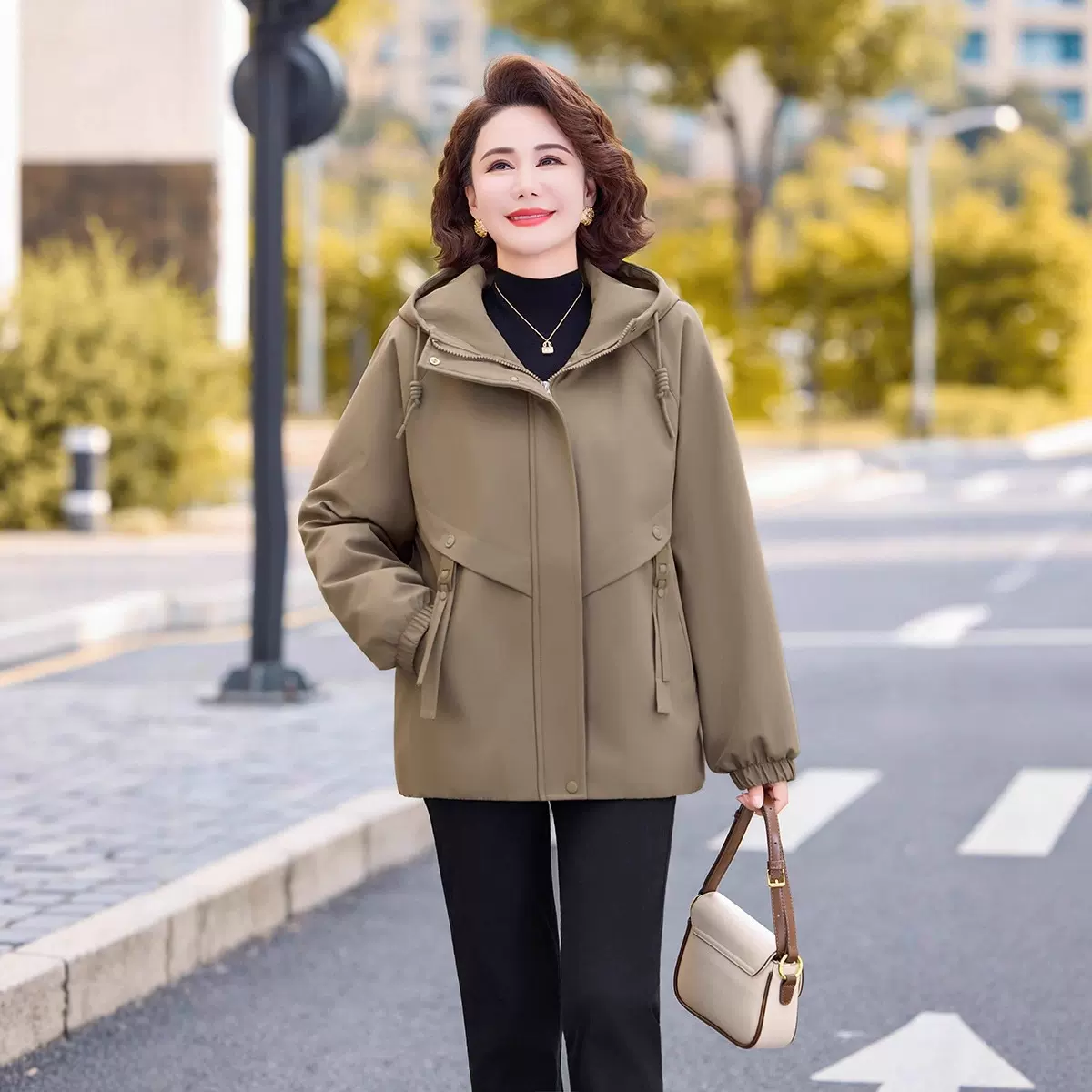 妈妈冬装棉衣中老年女装秋冬季短款加绒加厚夹克连帽外套2025新款