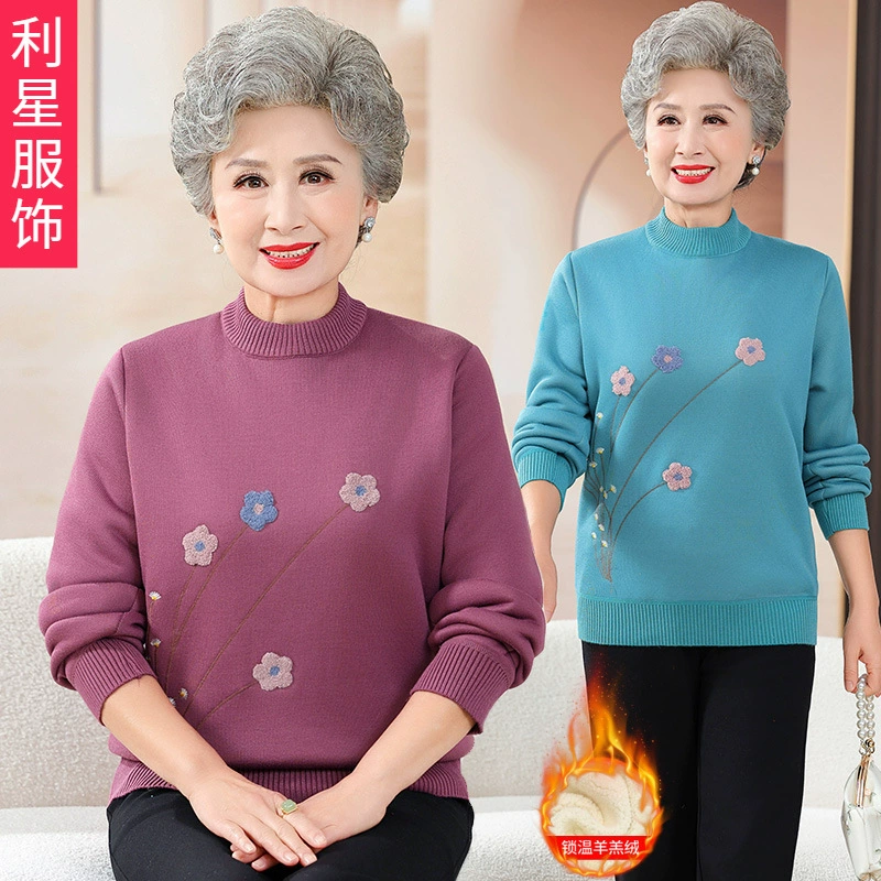 Мама одевается в зимнее платье с половинным воротом и плюшевым толстым свитером