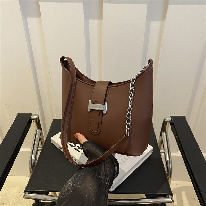 Bolsa de hombro de color sólido extranjero de otoño nicho de moda bolsa de brazo para mujeres 2024 nueva moda temperamento retro bolso de mochila