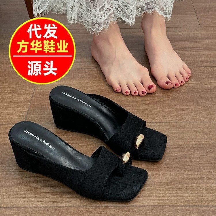 2026 temperamento francés tacones cuadrados con zapatillas de dedo de punta de verano moda metal retro zapatillas casuales