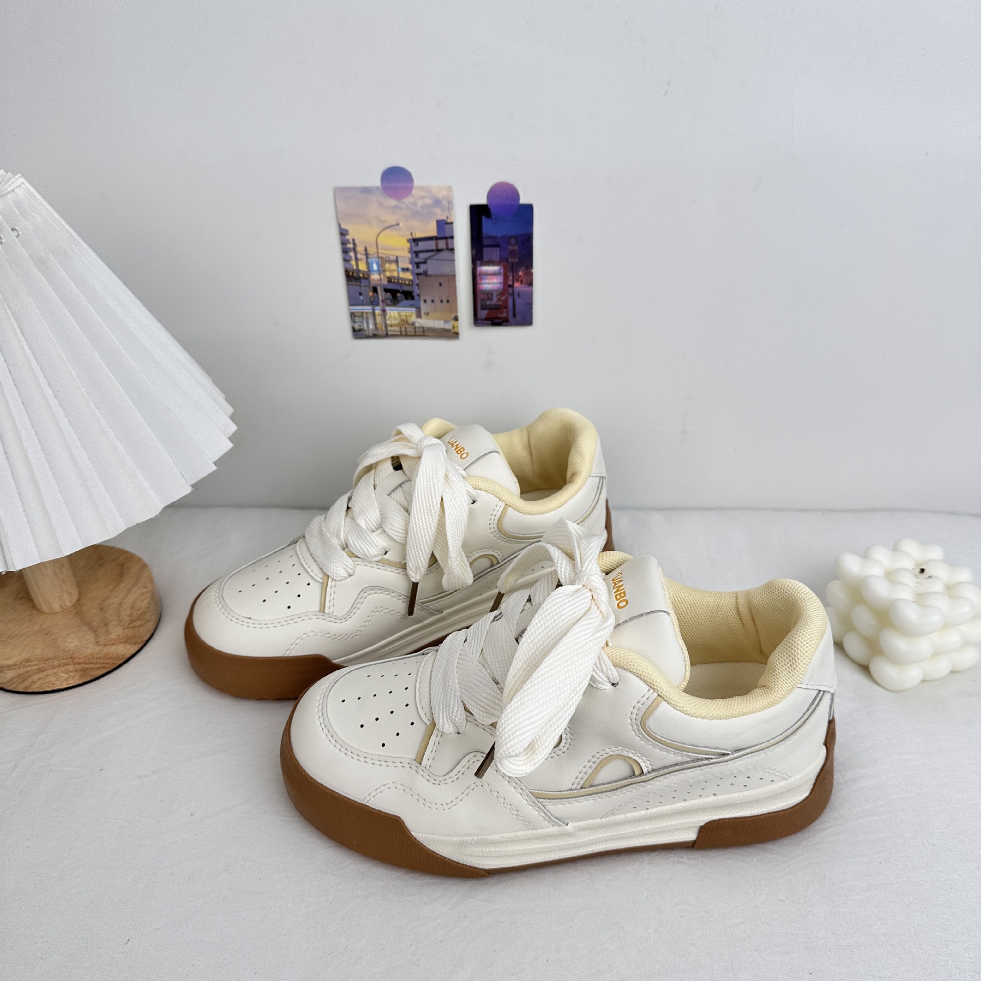 Yuanbo 2025 primavera nuevo estilo zapatos de tabla de grosor estudiantes zapatos de lona casuales de todo fósforo estilo de Hong Kong zapatos blancos pequeños