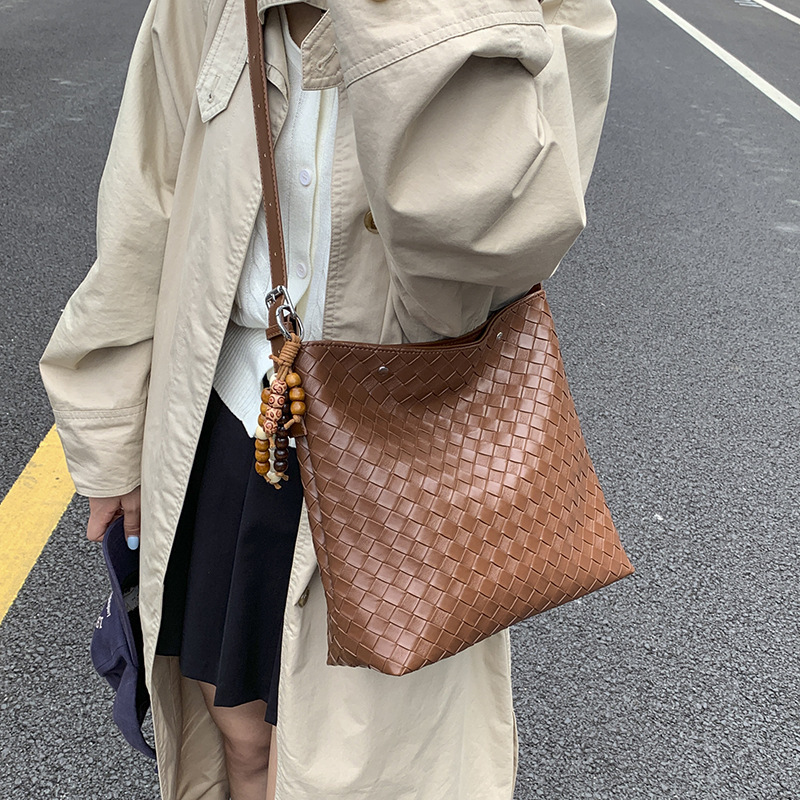 大容量斜挎编织纹水桶包女士2025早秋新款高级感通勤腋下包托特包|undefined