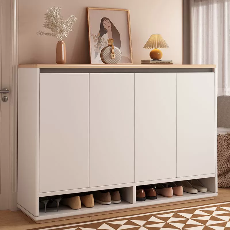 Дверь обувного шкафа большой емкости за пределами домашнего коридора