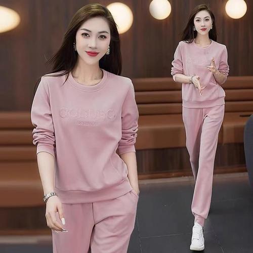 Early autumn sporty two-piece set for women: stylish travel-ready outfit featuring a crew-neck casual sweatshirt perfect for spring and fall runs.