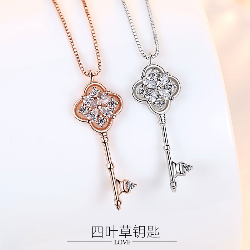 En línea celebridad Singapur S925 plata clave collar de diamantes colgante nicho simple trébol clavícula cadena femenina