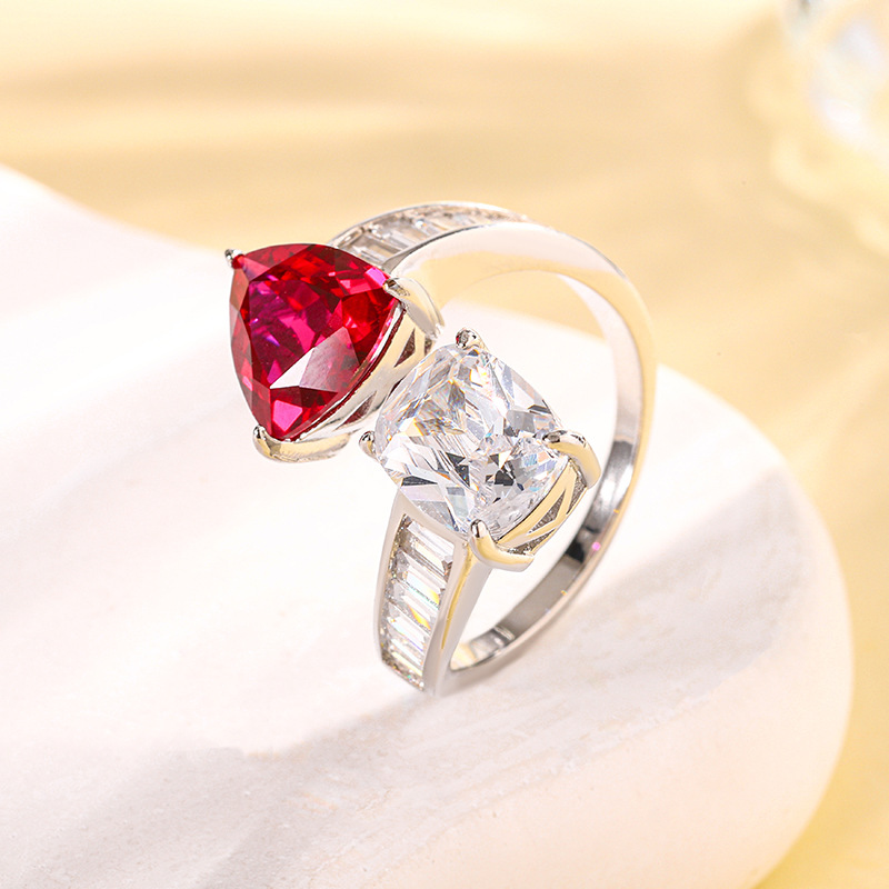 2024 Shengsheng Jewelry Fondo de cobre chapado en oro simulación tesoro de color corindón fertilizante triángulo temperamento anillo femenino 10*10-8*10
