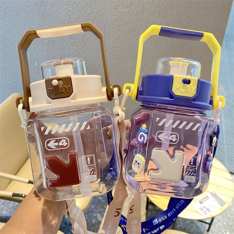 Verano niños de dibujos animados tazas de agua de plástico de gran capacidad lindas tazas portátiles tazas de paja deportivas al aire libre para hombres y mujeres