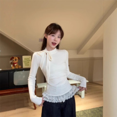 レース長袖のニット服2025春の新作デザイン感のあるセーターの中に、スリムなショートコートを着ます。