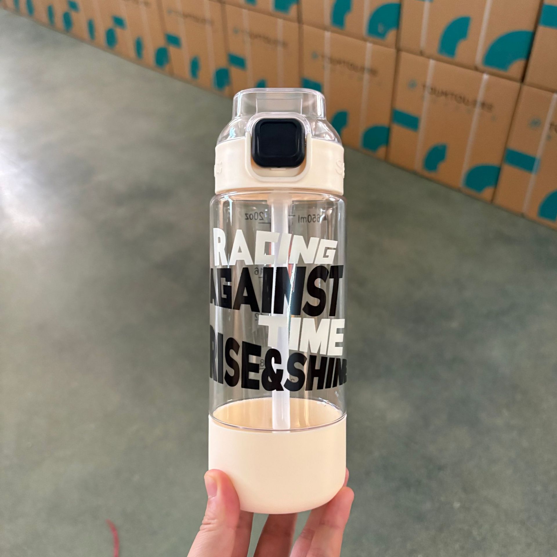 Taza de paja de alto valor de diseño de taza de agua creativa de alta capacidad de taza de agua de plástico portátil con tapa de bala