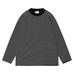 レトロな海の魂のシャツのカップルは白黒のストライプのtシャツをつなぎ合わせます。