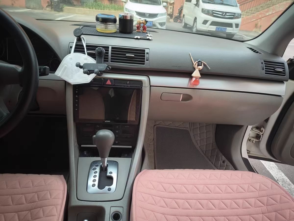 Applicable to the old Audi A6L universal enclosing foot pad 06/07/080910/11/12/13/14/15 Audi