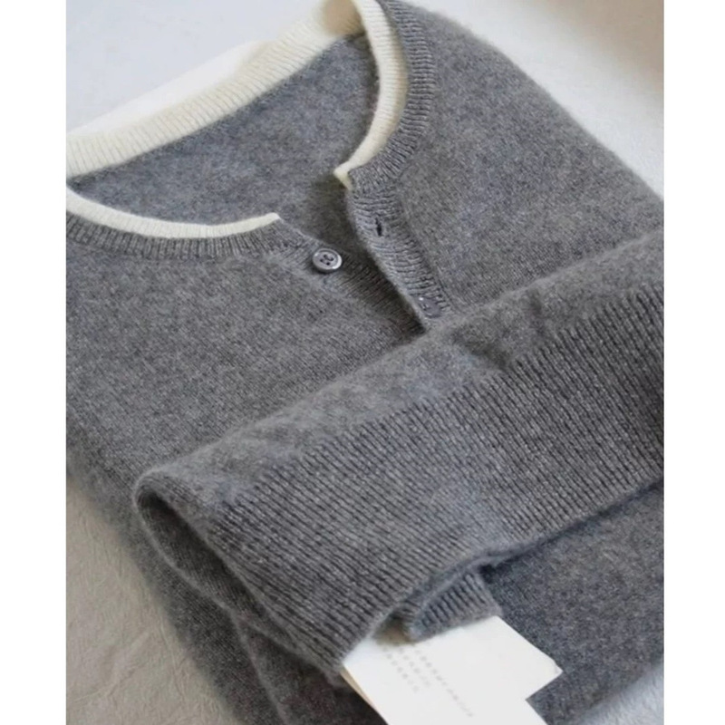 灰色のカシミヤの底のシャツの秋冬のシンプルな大衆の偽の2つの丸首の上着は高級感を身に着けてセーターを掛けます。|undefined