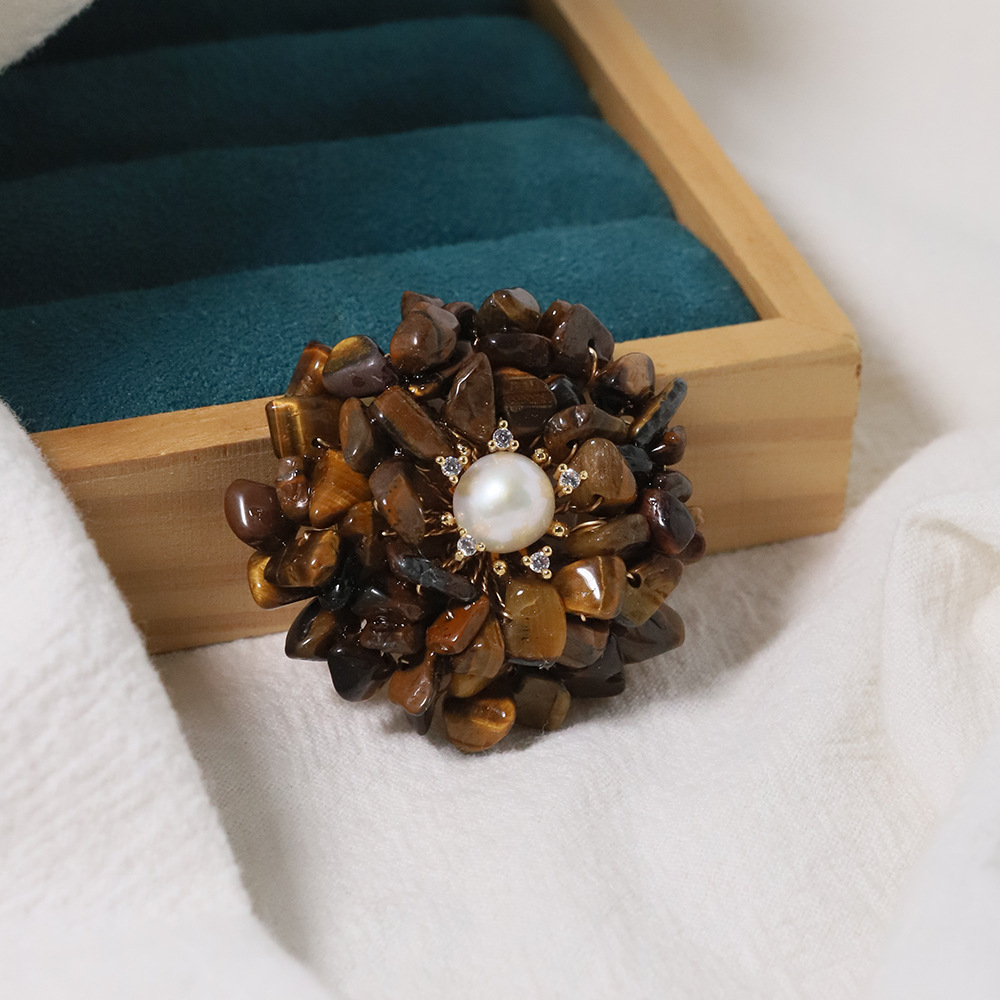 Broche de moda medieval nicho flores retro flores de perlas flores de pecho lujo ligero de alto nivel sensación de fragancia broche de viento mujer image 2