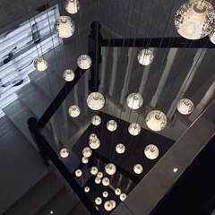 北欧別荘流星雨階段シャンデリアは贅沢に空水晶照明器具loftマンション客間長シャンデリア卸売りを選ぶ