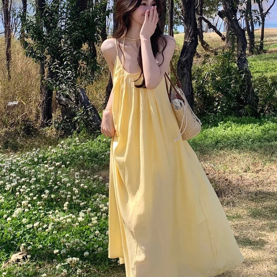 度假风黄色吊带连衣裙女装夏季海边穿搭裙子宽松减龄A字裙长裙子
