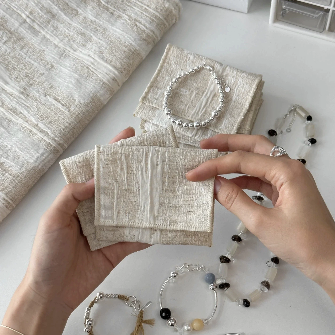 Новая упаковка для ювелирных изделий из хлопка и льна с текстурой, пылезащитная, простая, высококачественная, с портативной откидной крышкой и окантовкой.