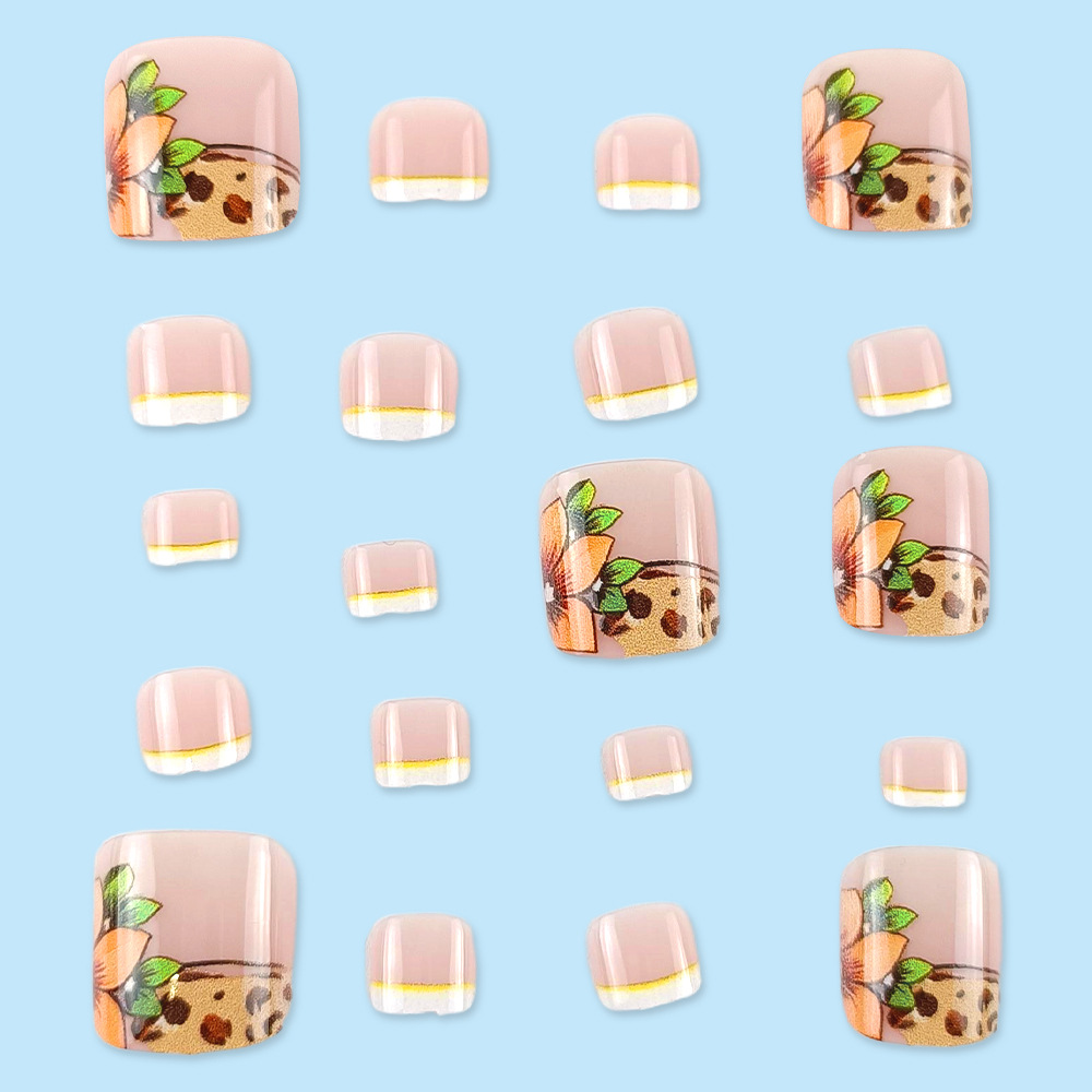Tapa de uñas francesa con patrón de leopardo dulce y fresco