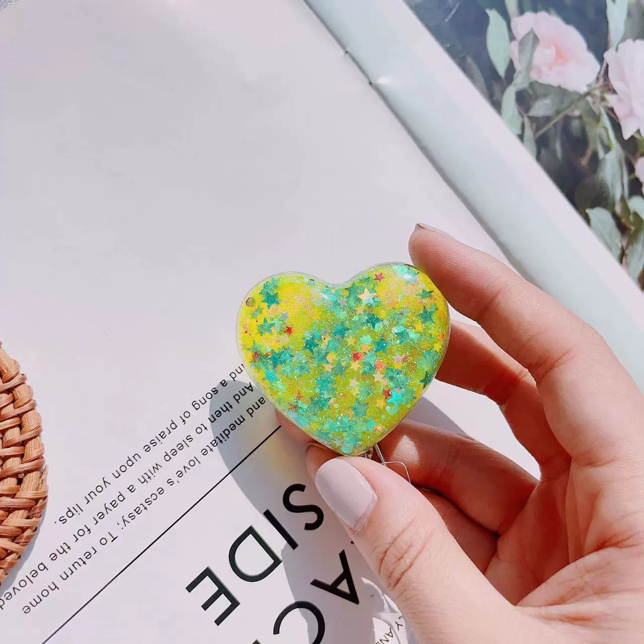 Ins style Xiaohongshu new love sequin easy-pull work permit crocodile clip heart-shaped glitter Korean version easy-pull buckle