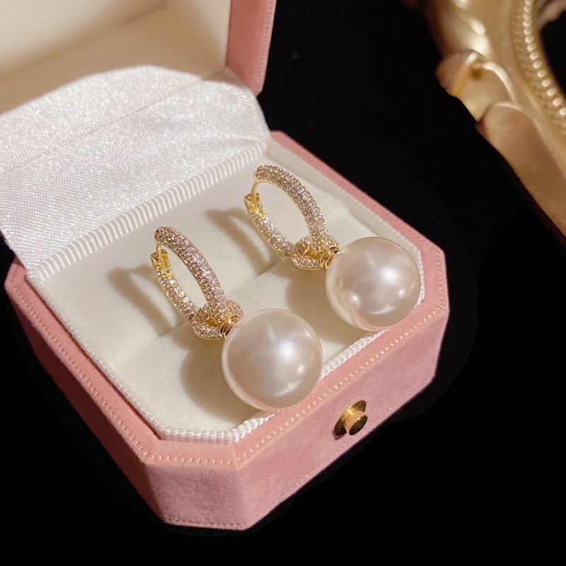 Sophisticated earrings from pearl