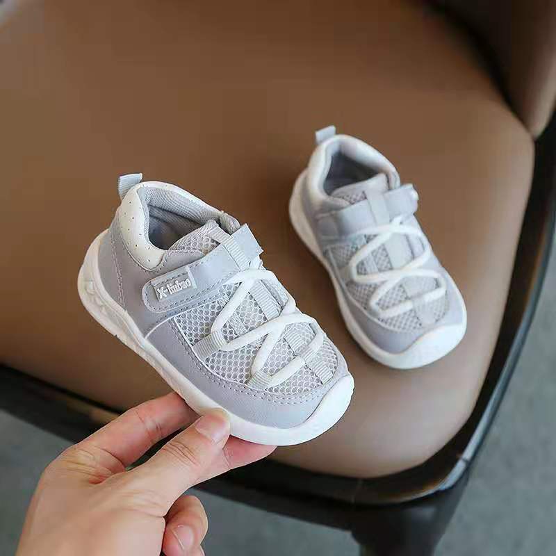 Nuevos zapatos de bebé de color puro de primavera y otoño de Punta cerrada zapatos de bebé de fondo suave para niños zapatos de velcro para niños zapatos de playa para bebés de moda