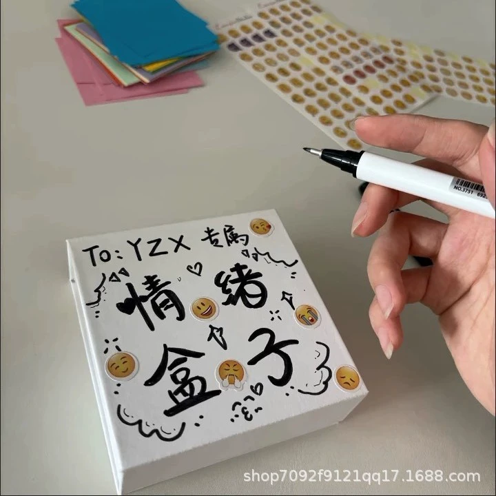 Коробочка «Эмоции» с записками и магнитными наклейками DIY