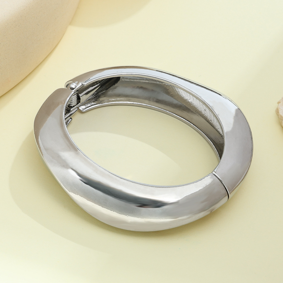 Joyería popular transfronteriza europea y americana, simple y moderna, pulsera de metal hueca de borde ancho, única y llamativa.