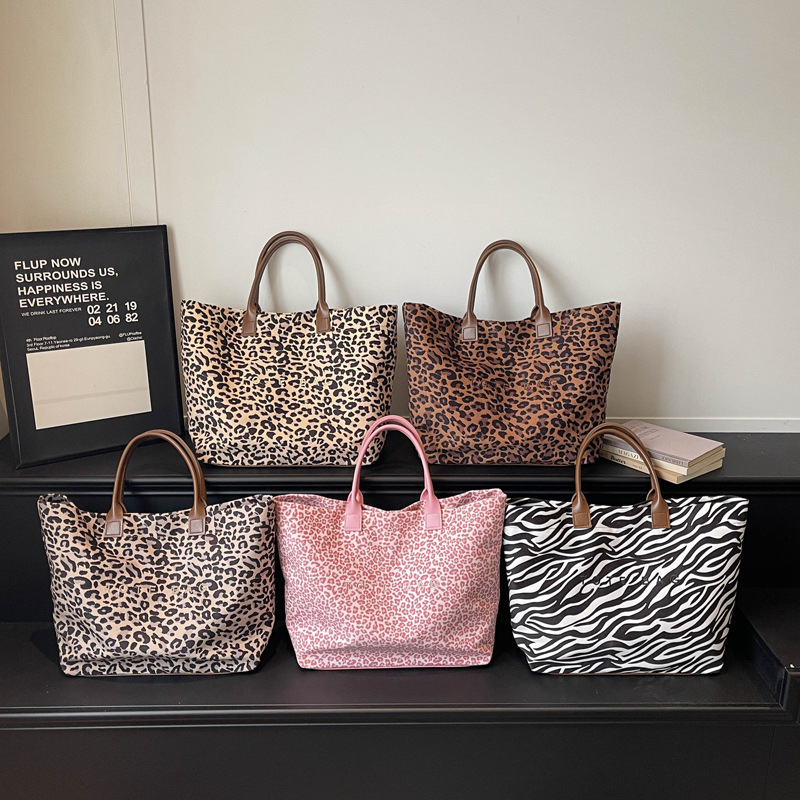 New Stylish and Versatile Trendy Retro Tote Bag with High Aesthetic Appeal, Large Capacity, Lightweight, Niche Leopard Print Shoulder Bag