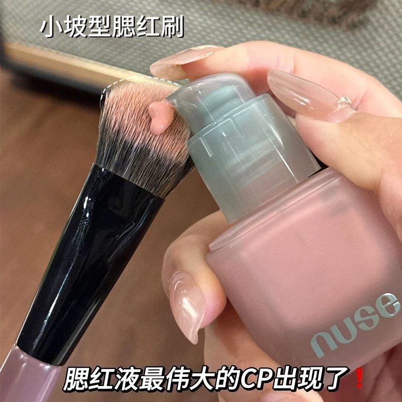 頬紅ブラシの斜面の小箒は、点彩ブラシの頬紅クリームを化粧します。|undefined