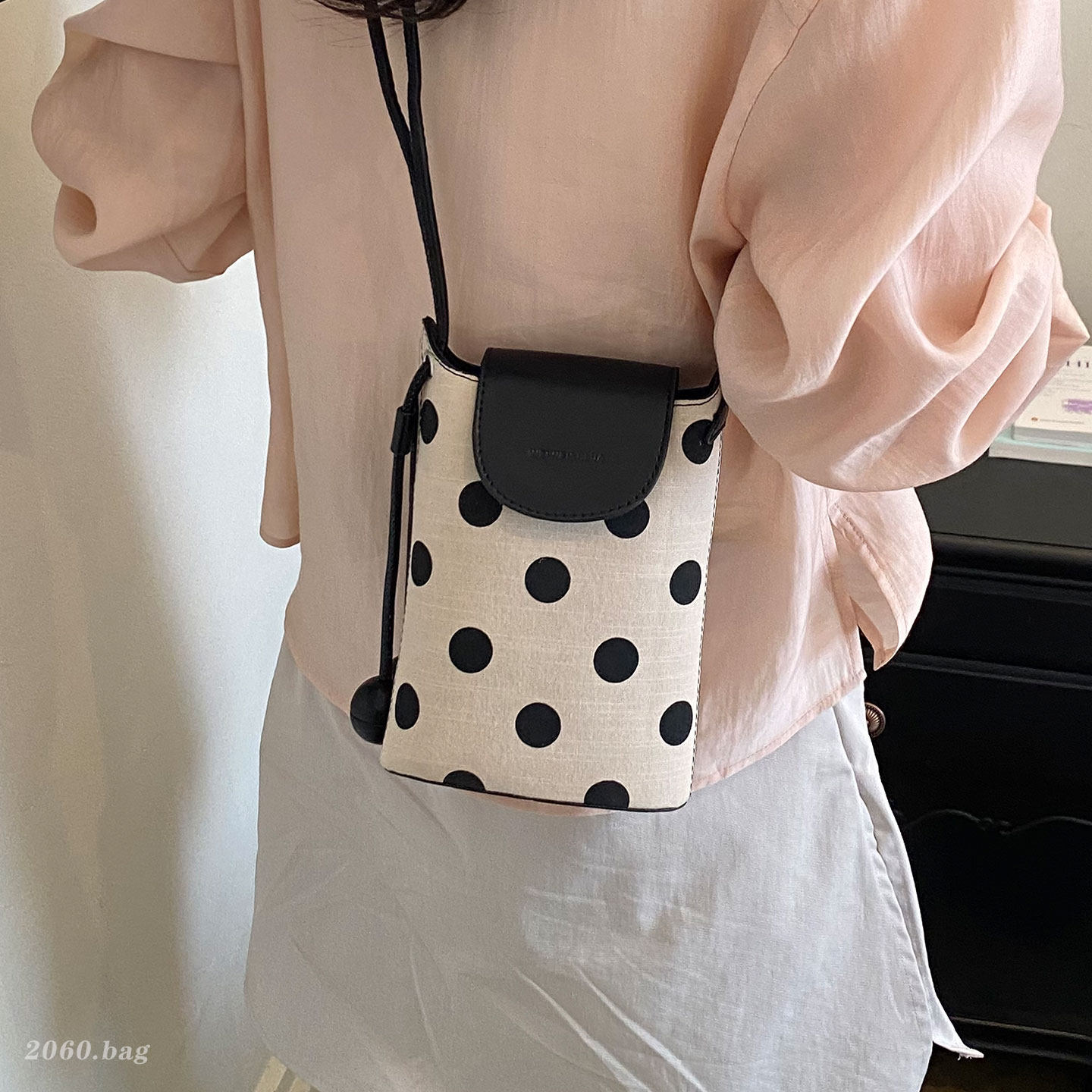 Nuevo nicho Zhongbaos balde de agua 2026 mini bolso de moda de paja bolso de teléfono móvil bolso de tejido de hombro