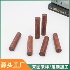 メーカーは木の取っ手の家具を提供しています。