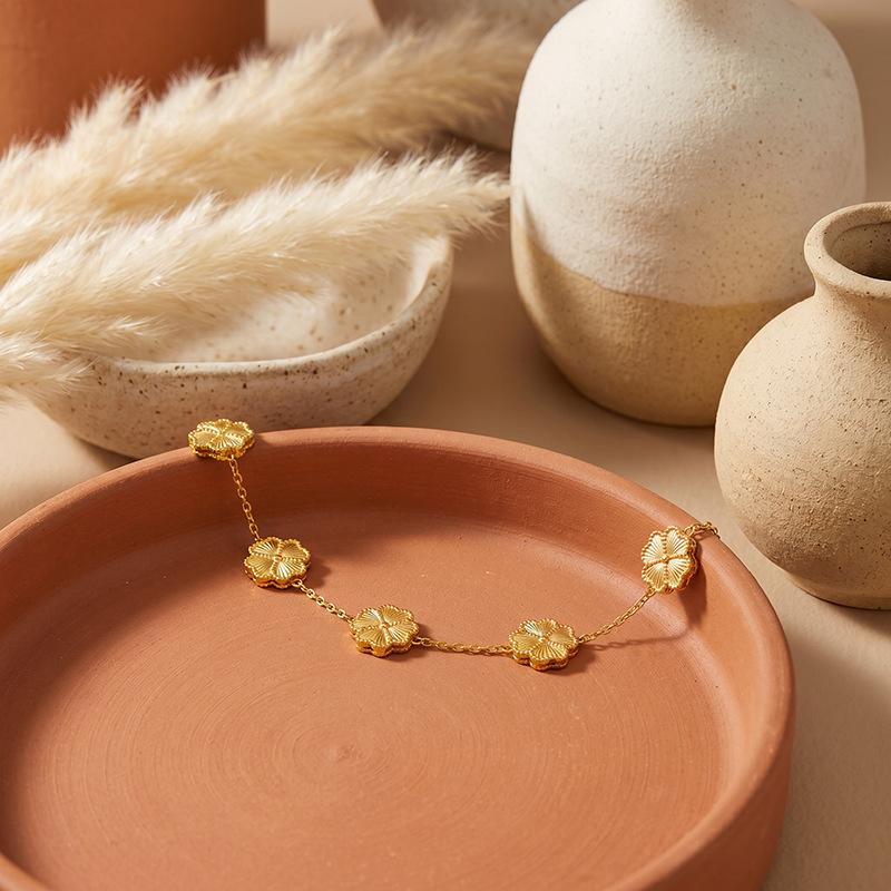 Tina Europa y América de moda de acero inoxidable dorado brazalete de hierba afortunada para mujeres de moda de diseño de estilo de cuatro hojas para mujeres