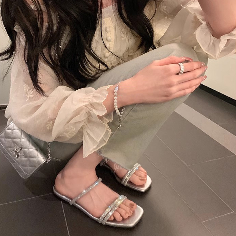 Brillante estrella de verano ~ nueva estrella plateada brillante cabeza cuadrada de diamante con zapatillas de fondo plano zapatillas de mujer frescas para usar