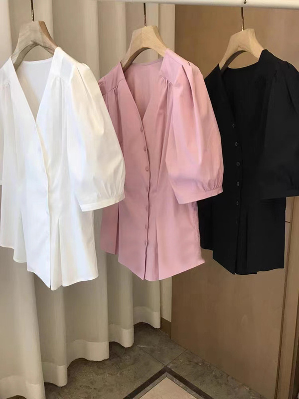 Clothing Style Jue Beauty, Upper Body Looks Slimming! Niche Designer Style ~ Irregular Diagonal Button V-Neck Shirt Top for Women
