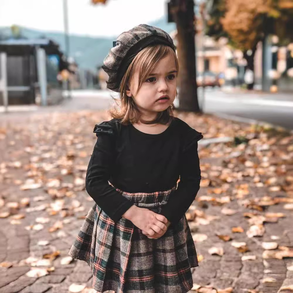 Wind Herbstkleid Mädchen Pit Stripe Strickunterteil Kapuzenpullover Karierter Faltenkurzer Rock mit Mütze 3-teiliges Set_voghion.com