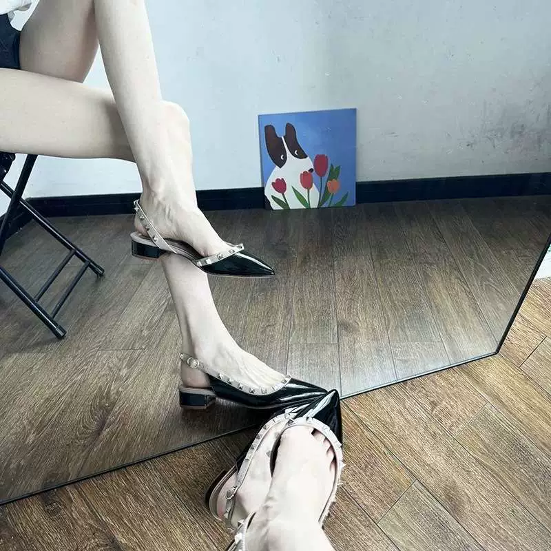 Босоножки на заклепках 2025 новые летние из лакированной кожи с открытой пяткой, заостренным носком, на плоской подошве, женские, средний каблук, толстый каблук, универсальные балетки