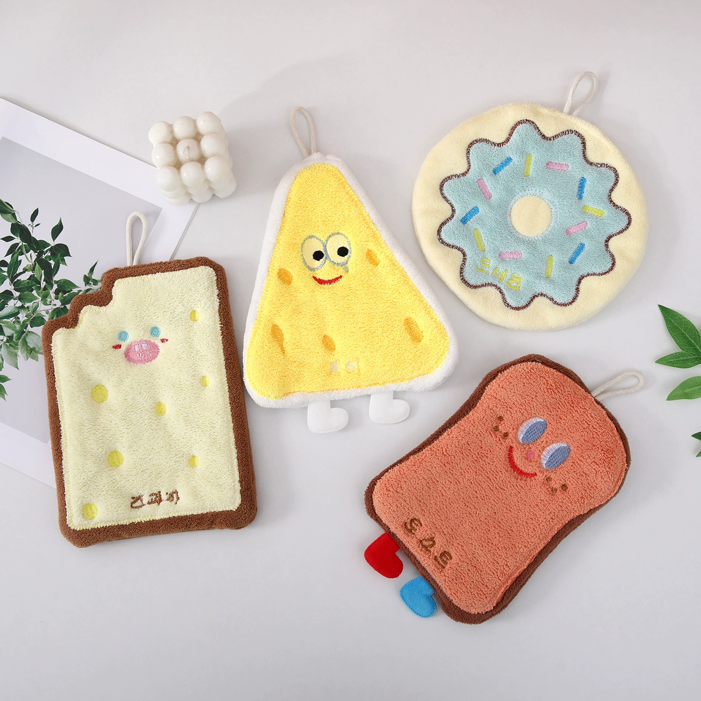 Полотенце для рук из кораллового флиса с мультяшным принтом, впитывающее и утолщенное, для ванной и кухни.