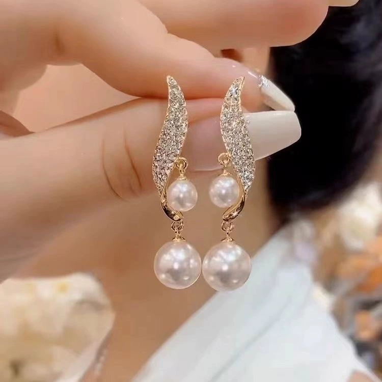 Серьги — капли с жемчугом, штифты серебро 925, позолота, бусины и кристаллы