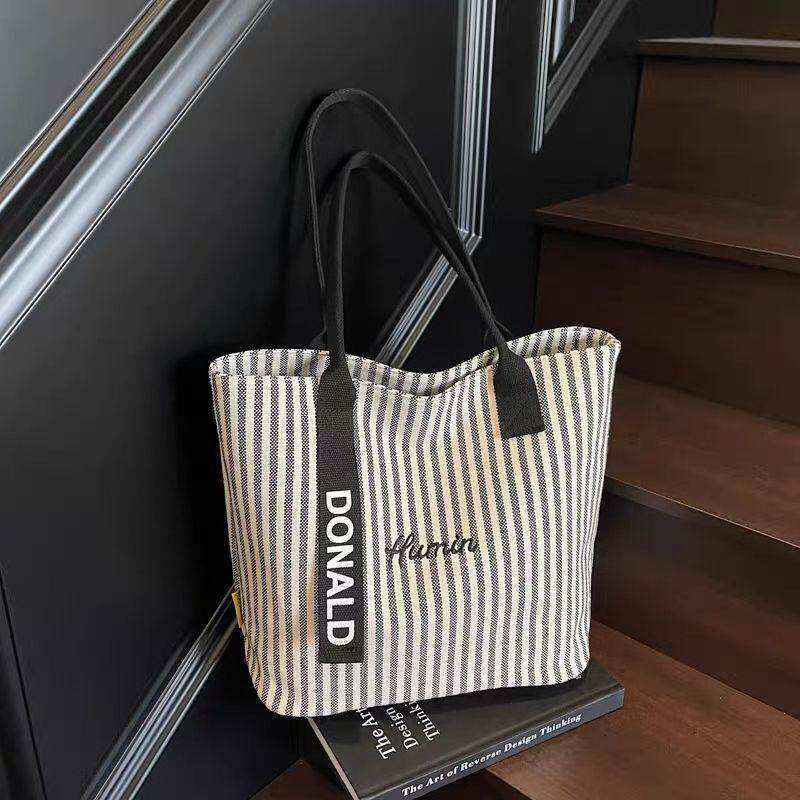 Striped large-capacity canvas bag for women, new 2026 style, fashionable tote bag, handbag, shoulder bag, casual commuting bag.