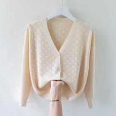 シルクのニットの女性のカーディガンは透かし彫りでゆったりしています。
