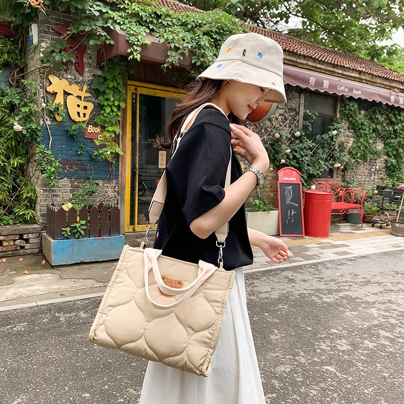 Fashionable mommy bag ins style quilted embroidery large capacity handbag for going out lightweight mother and baby bag cross-border foreign trade