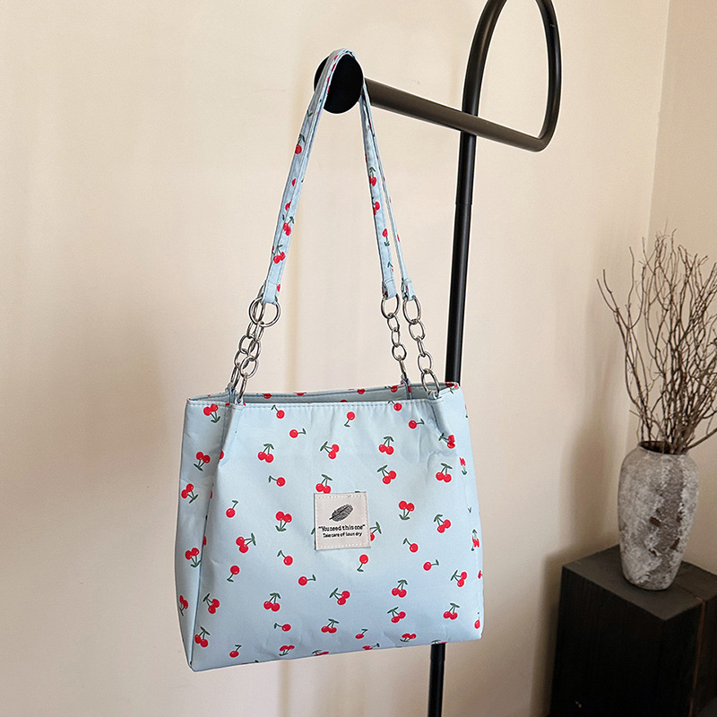 Moda pequeña y fresca impresión de cereza bolsos de invierno 2025, bolsos de mujer nuevos, bolsos de gran capacidad, bolsos de mujer de estilo exterior.