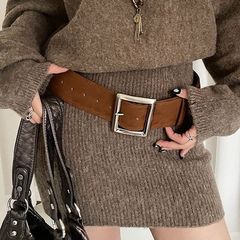 春夏の新型韓国版女性の広いベルトは、スエードの四角い針を真似てベルトを締めます。