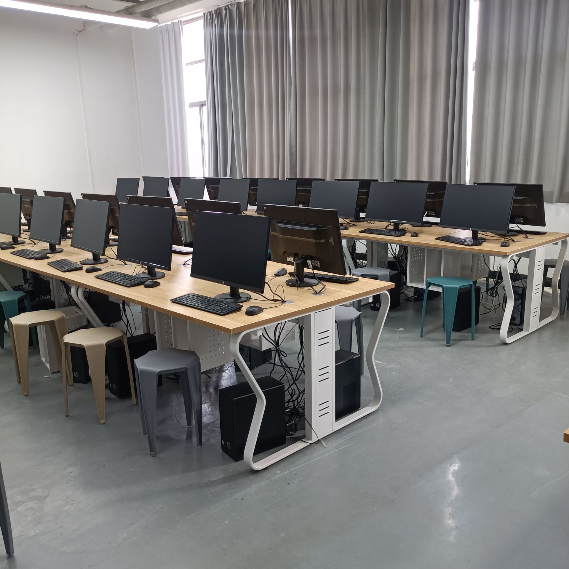 新款学校电教室学习桌电脑桌多媒体计算机教室桌子机房台式课桌-阿里巴巴