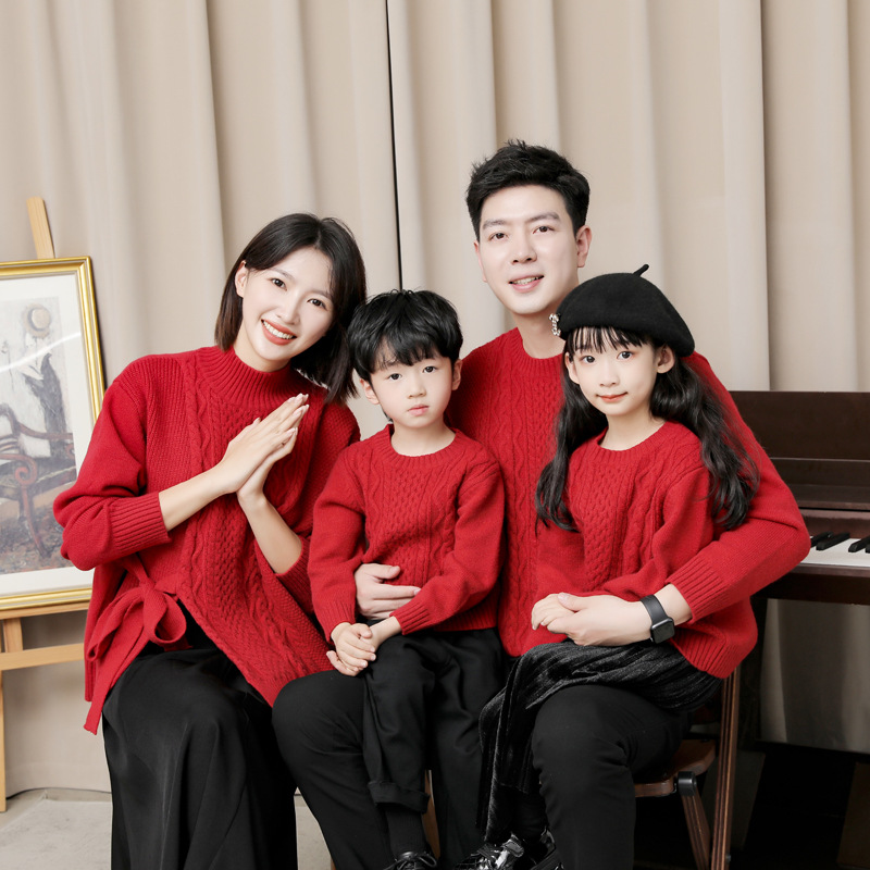 Una familia de tres y cuatro padre-hijo ropa completa decoración del hogar madre-hijo padre-hijo ropa rojo alpaca terciopelo suéter de alta gama