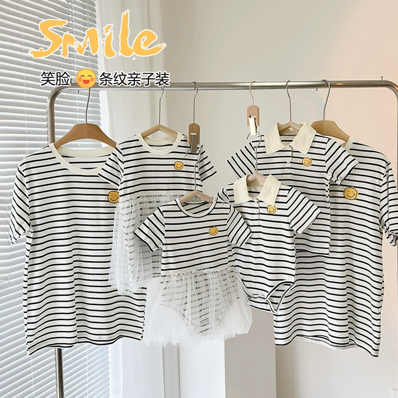 Дизайнерские летние наряды для малышей и всей семьи, одинаковые комплекты для семьи из трех или четырех человек, комплекты для мамы и дочки с полосками и смайликами, комплекты с короткими рукавами для семейных фотографий.