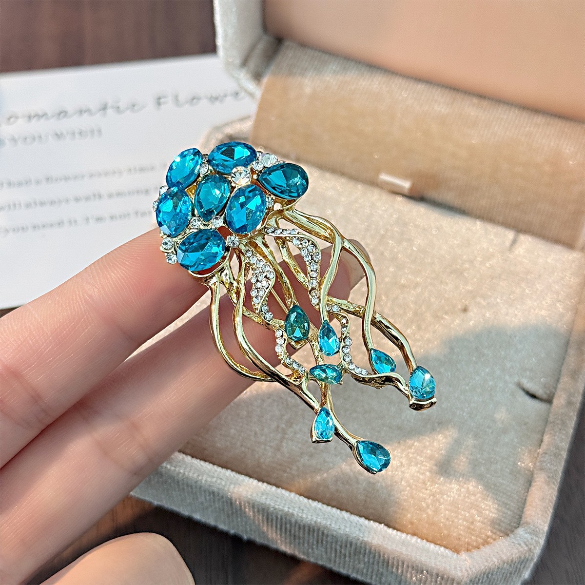 2023 fritillary mariposa broche femenino alto sentido nicho perla pin ramillete ropa suéter accesorios fábrica al por mayor